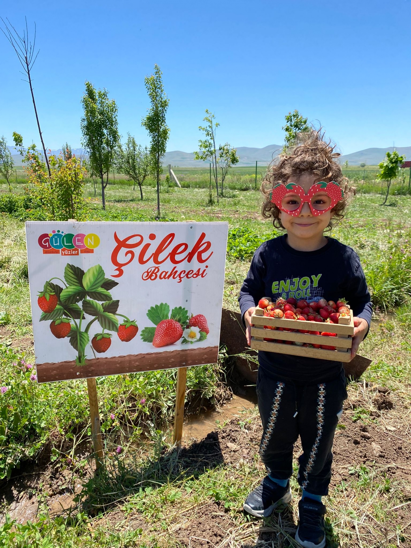 Çocuk köyünde ilk hasat Rastgele Fotoğraf